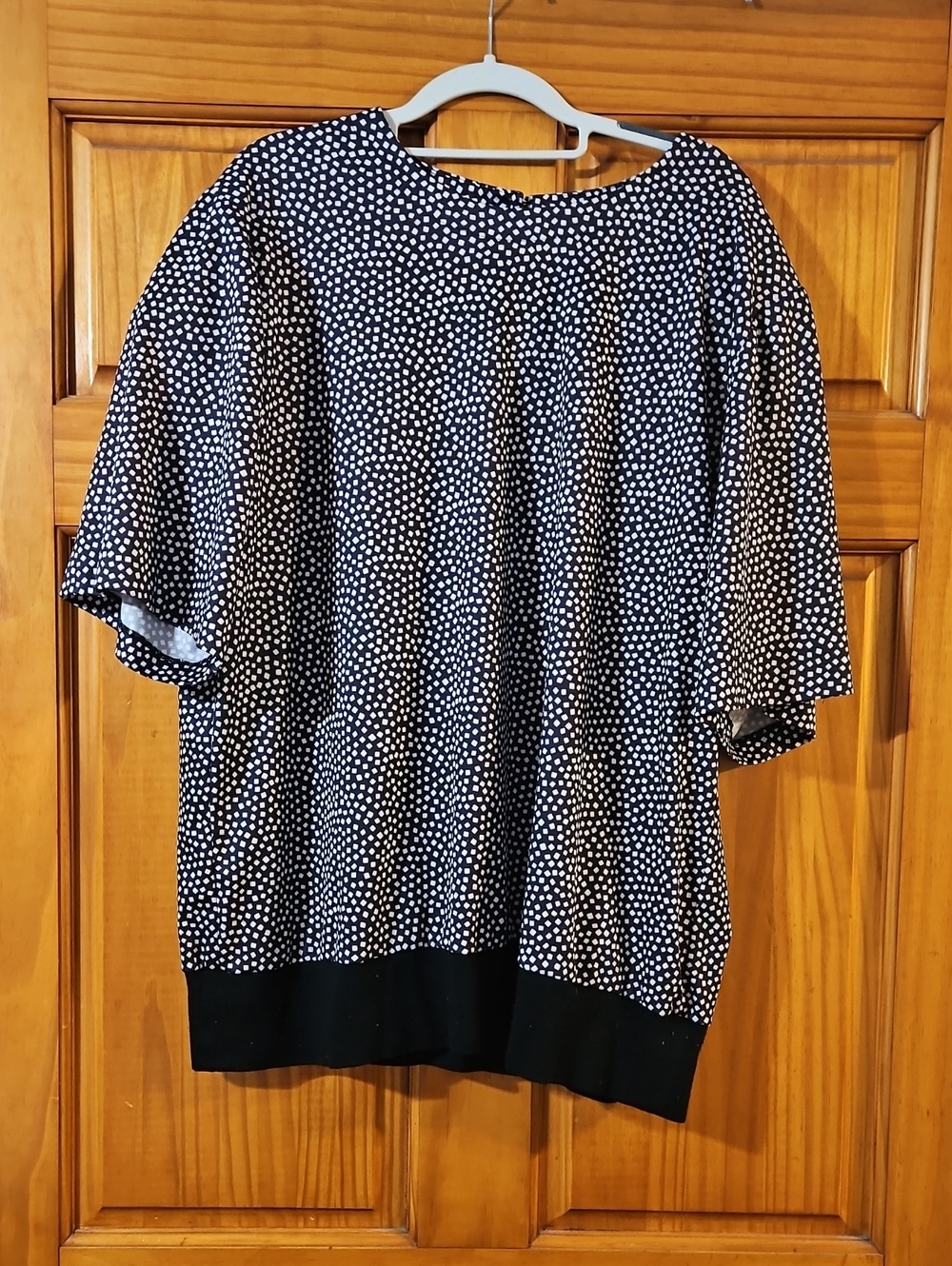 Short Sleeve Women's Plus Size Blouse - Black and White